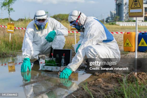 scientists or biologists wear protective clothing to analyze wastewater - pollution eau photos et images de collection