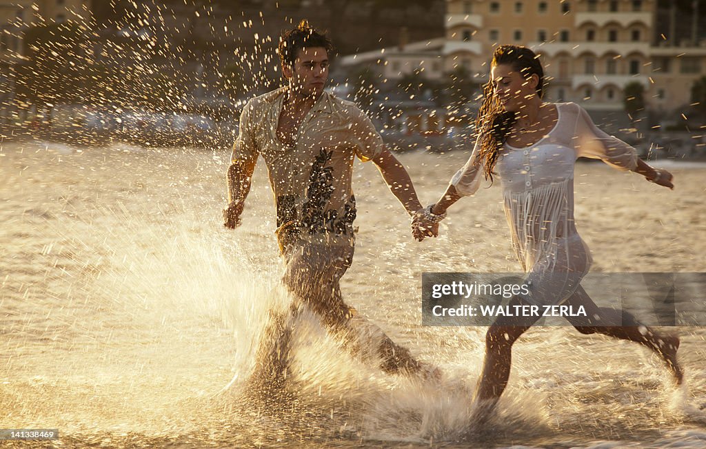 Paar Laufen im Wasser am Strand