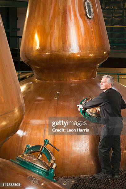 arbeiter in whisky-brennerei - whisky distillery stock-fotos und bilder