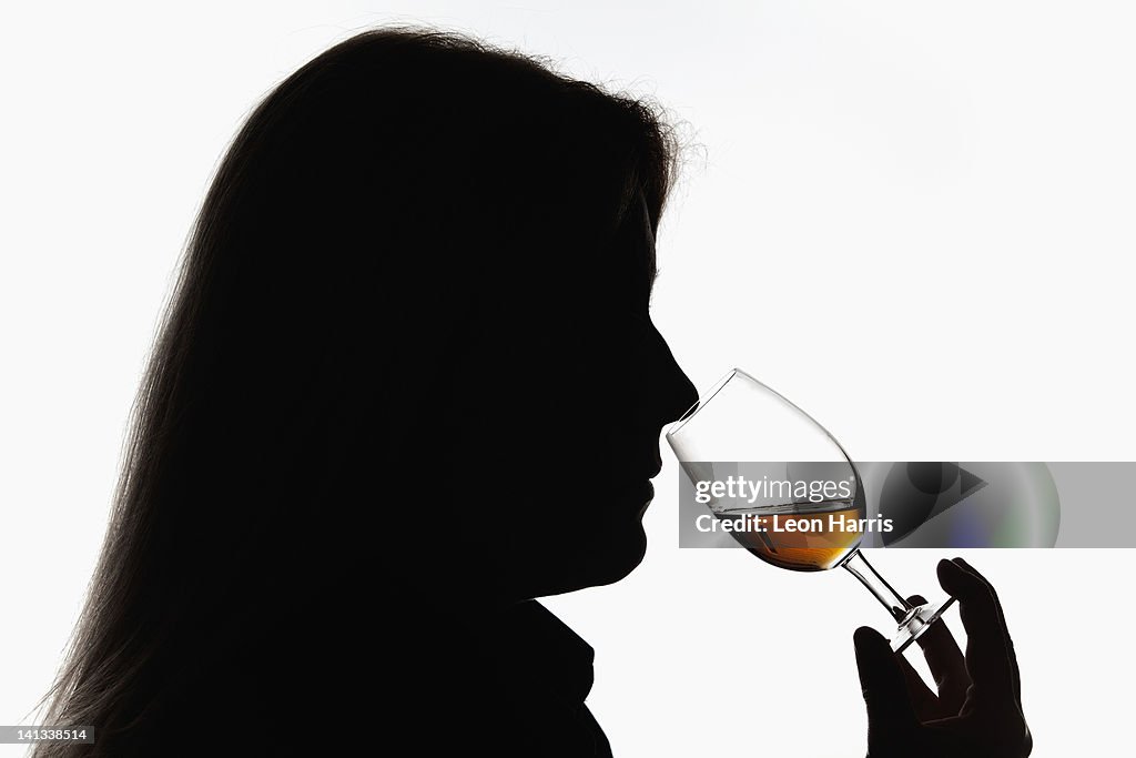 Trabalhador a cheirar as whisky em Destilaria