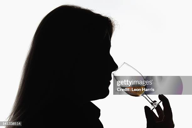 Trabalhador A Cheirar As Whisky Em Destilaria, Foto de stock