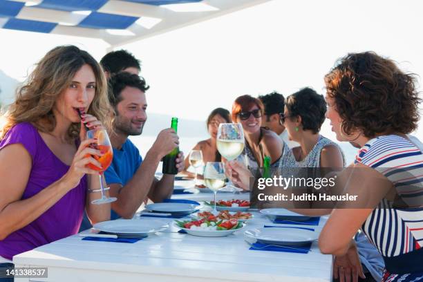 amici bere al tavolo all'aperto - pranzare allaperto foto e immagini stock