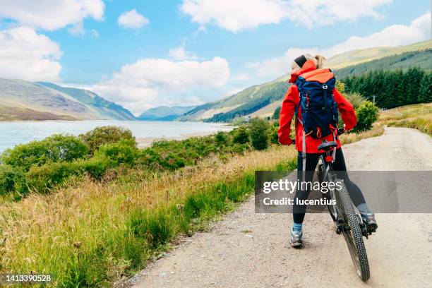 wildnisradfahren in den schottischen highlands - perthshire stock-fotos und bilder