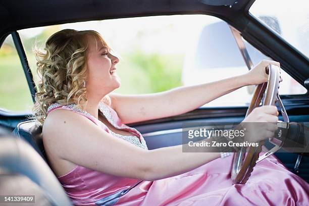 teenager-mädchen im abendkleid mit dem auto - evening gown stock-fotos und bilder