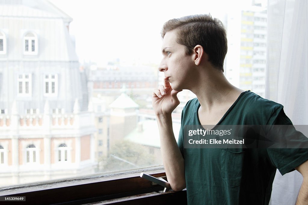 Hombre mirando por la ventana