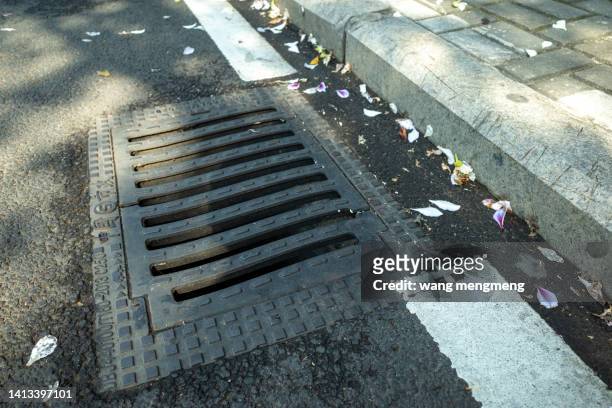 manhole covers for city roads - putten stockfoto's en -beelden