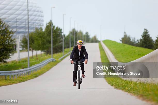 geschäftsmann reiten fahrrad im stadtpark - business man on bike stock-fotos und bilder