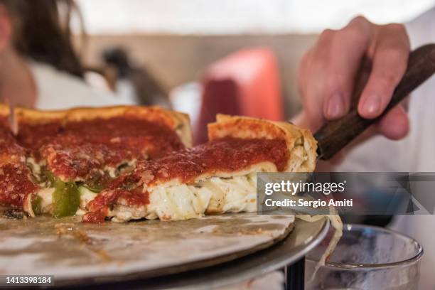 serving chicago deep dish pizza - deep dish pizza foto e immagini stock