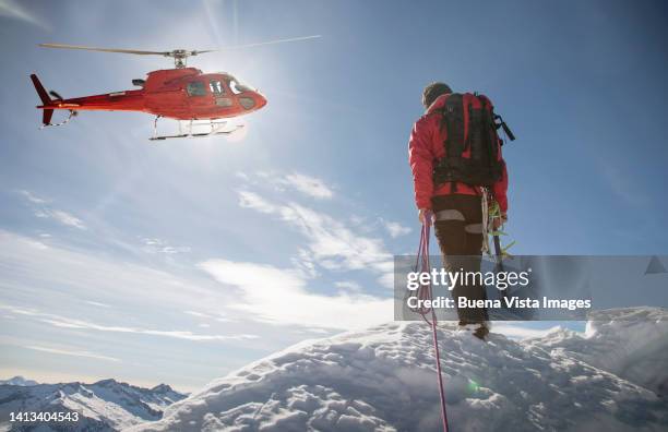 climber watching helicopter - rope high rescue photos et images de collection