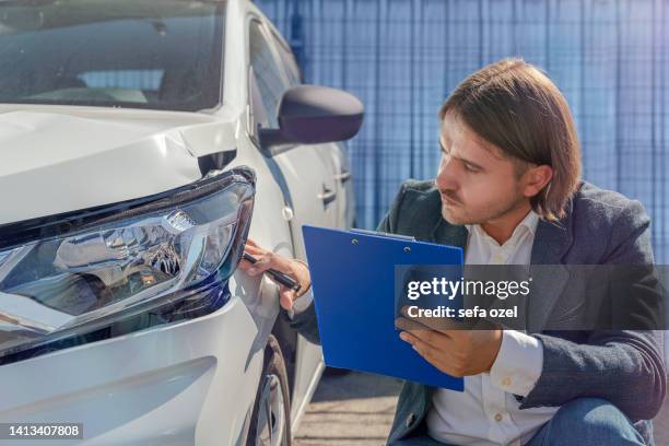 inspección de daños al automóvil - car insurance fotografías e imágenes de stock