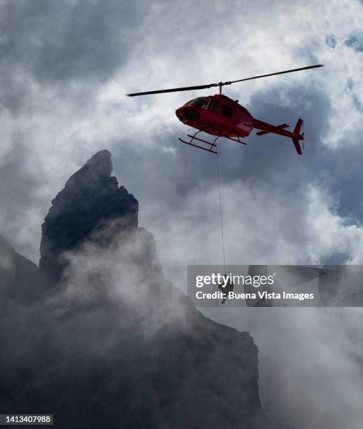 rescue of a mountaineer by helicopter - rope high rescue photos et images de collection