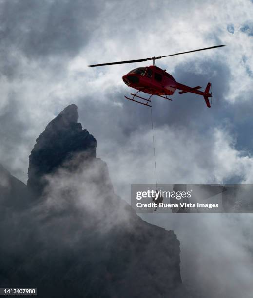 rescue of a mountaineer by helicopter - rope high rescue imagens e fotografias de stock