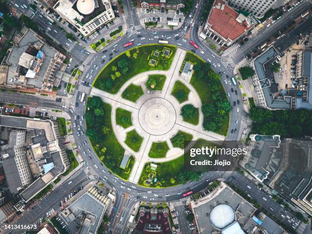 traffic circle - welvaart stockfoto's en -beelden