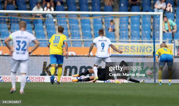 Phillip Tietz of SV Darmstadt 98 fails to score the opening goal by penalty kick over Jasmin Fejzic, goalkeeper of Eintracht Braunschweig during the...