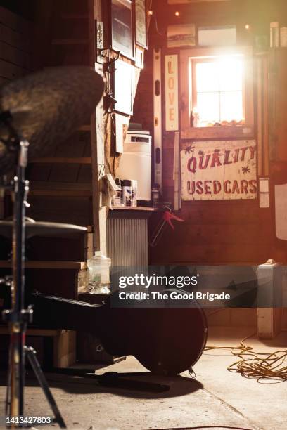 guitar case near steps in garage - rehearsal stock-fotos und bilder