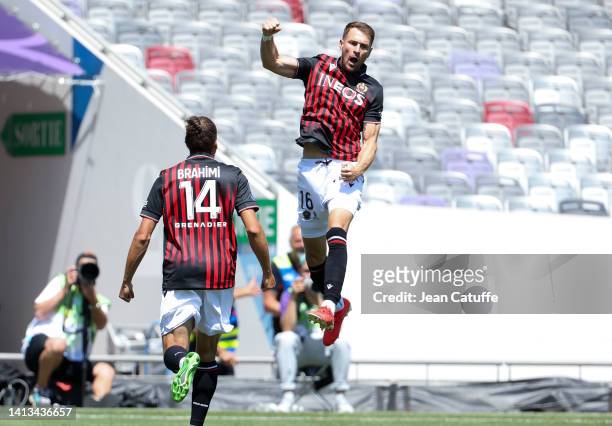 Aaron Ramsey of Nice celebrates his goal during the Ligue 1 match between Toulouse FC and OGC Nice at the Stadium on August 7, 2022 in Toulouse,...