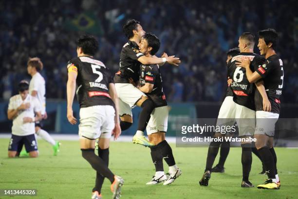 Players of Kawasaki Frontale celebrate the win after the J.LEAGUE Meiji Yasuda J1 24th Sec. Match between Kawasaki Frontale and Yokohama F･Marinos at...