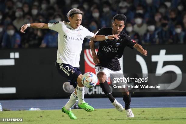 Teruhito Nakagawa of Yokohama F.Mrinos and Chanathip of Kawasaki Frontale compete for the ball during the J.LEAGUE Meiji Yasuda J1 24th Sec. Match...