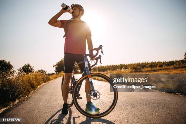 自転車ロングライド後休憩 - 自転車競技大会 ストックフォトと画像