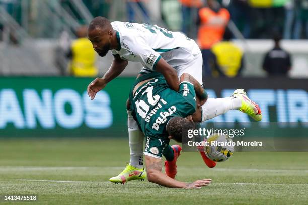 Reynaldo of Goias competes for the ball with Rafael Navarro of Palmeiras during the match between Palmeiras and Goias as part of Brasileirao Series A...