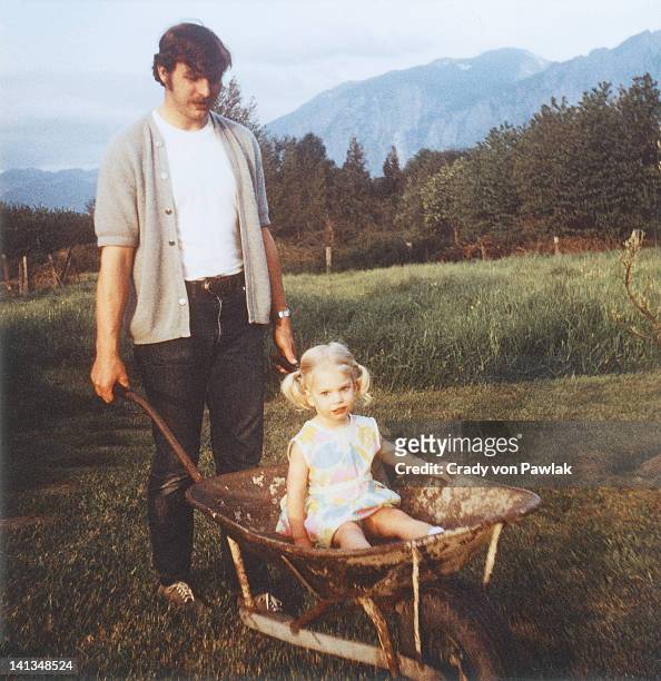 father giving daughter wheelbarrow ride - archival stock-fotos und bilder