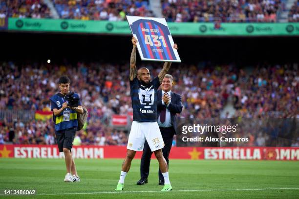 Dani Alves of Pumas UNAM shows a FC Barcelona jersey with the '431' number according to the number of games he played for the club prior to the Joan...