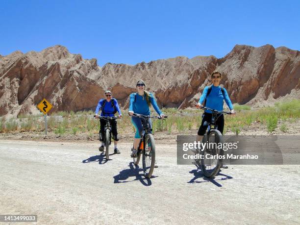 bicycle tourists in the atacama desert - antofagasta fotografías e imágenes de stock