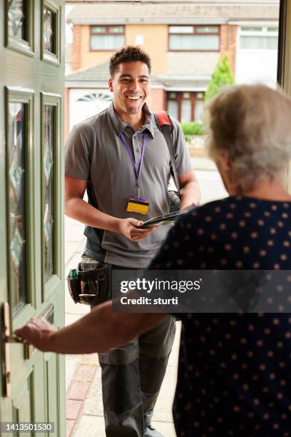 friendly workman calls - empreiteiro de reparações imagens e fotografias de stock