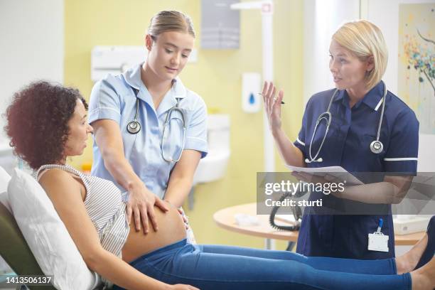 estudiante de medicina - comadrona fotografías e imágenes de stock