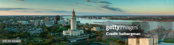luftbild von baton rouge, louisiana bei sonnenaufgang - louisiana stock-fotos und bilder