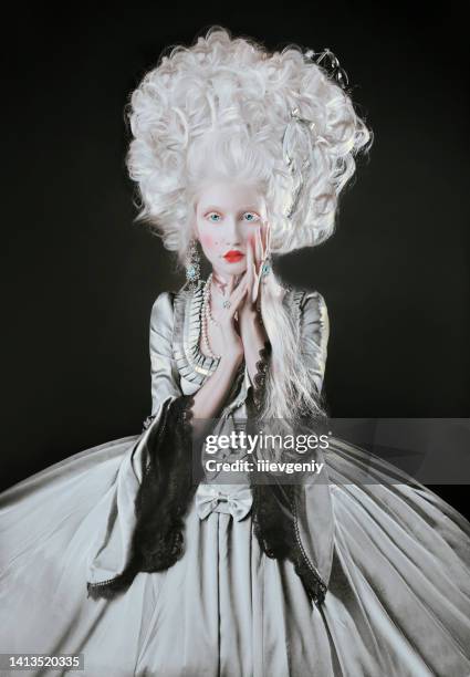 princesa renacentista con el pelo rubio sobre fondo negro. maquillaje de belleza. hada de cuento de hadas reina rococó con barco en peinado en estudio. modelo con vestido gris. mujer con peinado histórico - period costume fotografías e imágenes de stock