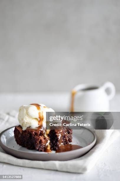 brownie with caramel sauce - a la mode stock-fotos und bilder