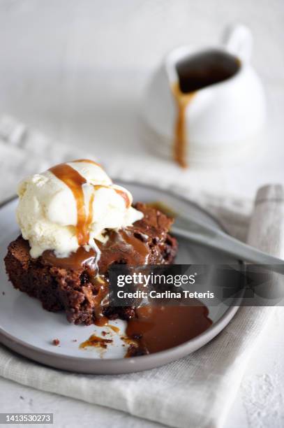 brownie with caramel sauce - brownie cake stock pictures, royalty-free photos & images