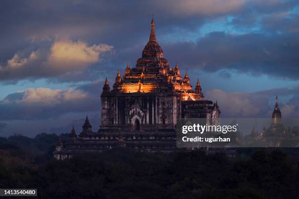 tempel in bagan, myanmar bei sonnenuntergang. - myanmarische kultur stock-fotos und bilder