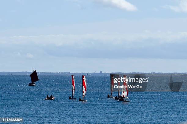 eine gruppe von teenagern lernt katamaransegeln an der küste in der bucht von saint-cast-le-guildo, bretagne. - catamaran sailing stock-fotos und bilder