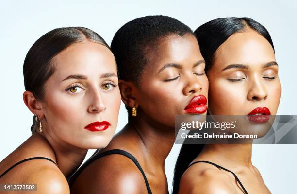 grupo de mulheres bonitas e diversas mostrando beleza, skincare e cosméticos enquanto posam juntas contra um fundo de estúdio branco. retrato de close-up de modelos femininas parecendo impecável e linda - latina glamour models - fotografias e filmes do acervo