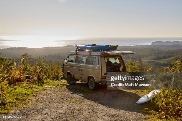 a camper van overlooking the straits of juan de fuca on vancouver island in bc canada - carmanah walbran provincial park stockfoto's en -beelden