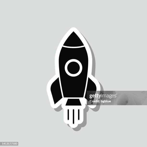 ilustraciones, imágenes clip art, dibujos animados e iconos de stock de cohete. pegatina de icono sobre fondo gris - cohete