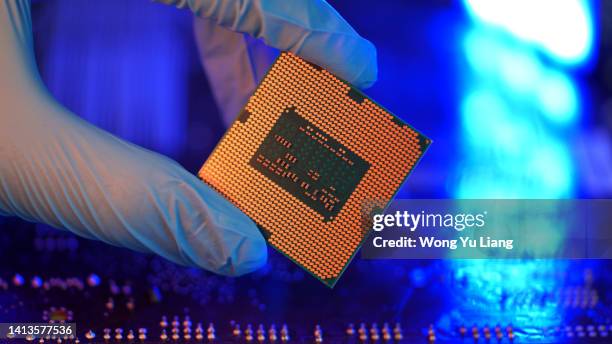 close-up gloved hands holding detail microchip - halfgeleider stockfoto's en -beelden