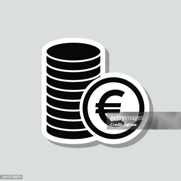 euro-münzen stapeln. symbolaufkleber auf grauem hintergrund - wertmünze stock-grafiken, -clipart, -cartoons und -symbole