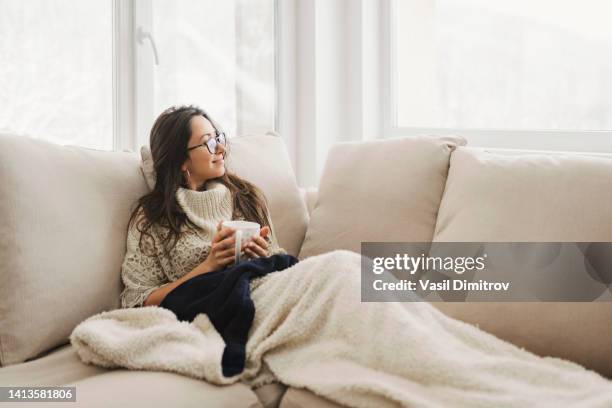 ein gemütlicher tag zu hause - sonntag stock-fotos und bilder