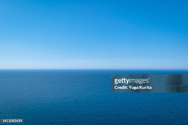 blue sky over a horizon of the blue waters - linha do horizonte sobre água imagens e fotografias de stock