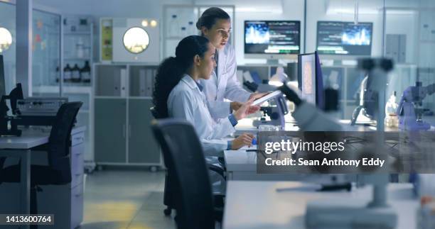 sperimentazione farmacologica, ricerca medica o esame di una scansione eseguita da medici, ricercatori o scienziati in un laboratorio. esperti, professionisti medici o biologi che parlano e discutono i risultati di un test - laboratorio chimico foto e immagini stock