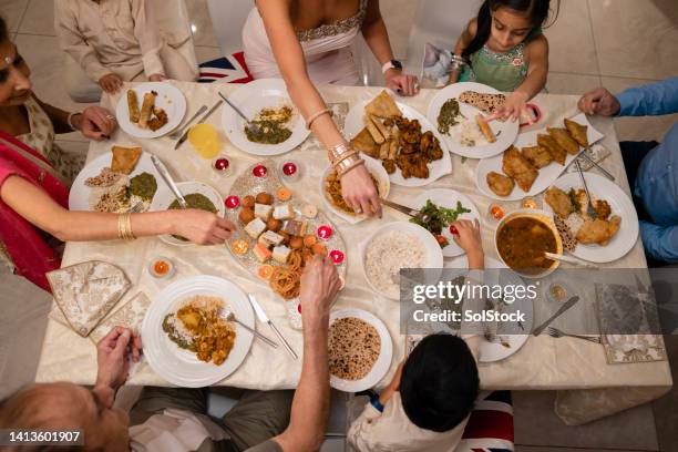 köstliches familienessen - religiöses fest stock-fotos und bilder