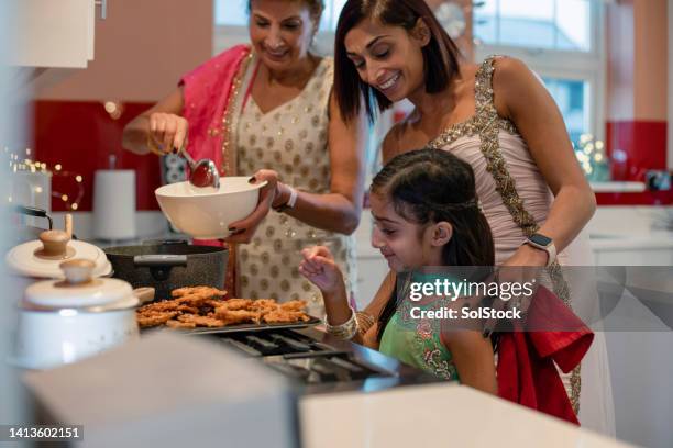 kann ich das jalebi probieren? - diwali family stock-fotos und bilder