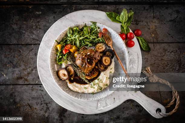 osso buco mit blumenkohlpüree - osso bucco stock-fotos und bilder