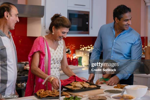 let the food cool down first - coolingdown stockfoto's en -beelden