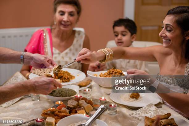 probieren sie mein curry - diwali family stock-fotos und bilder