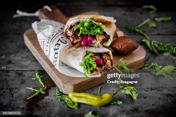 shish taouk und falafel - pita stock-fotos und bilder