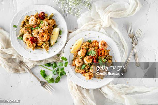 paella - conchiglia di san giacomo foto e immagini stock